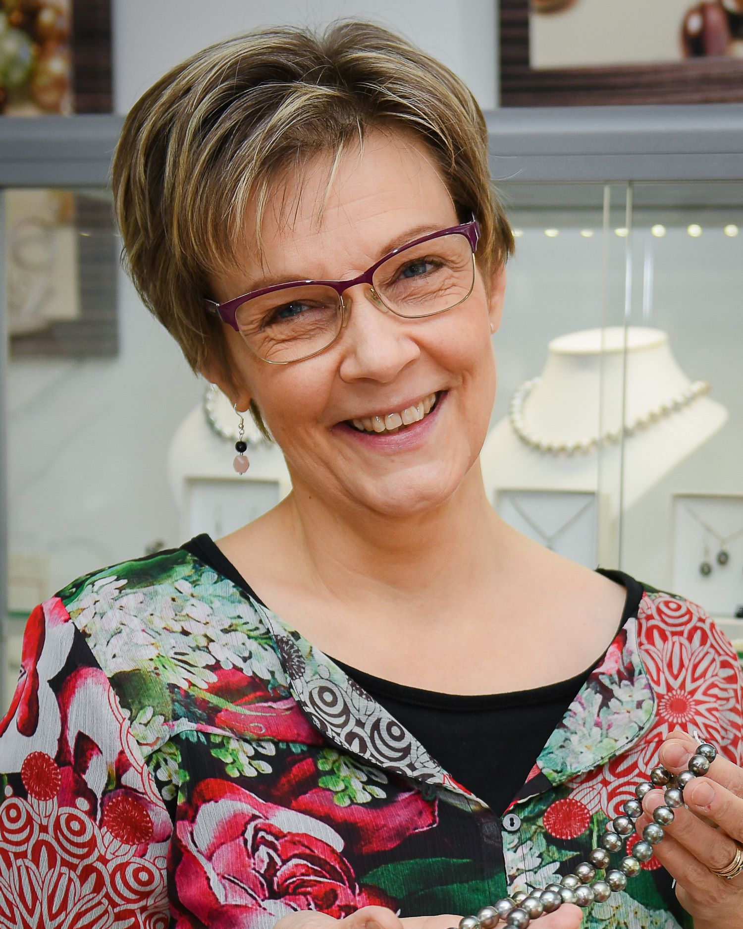 Helmiasiantuntija Sirpa Kurvinen